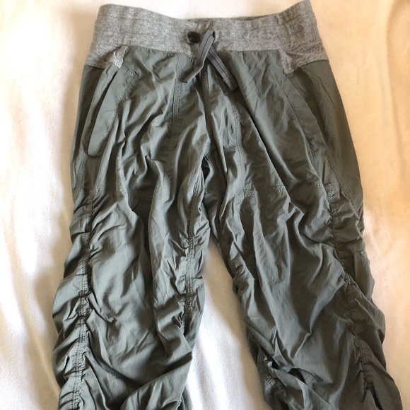 grey ivivva loose dancer capris - Picture 1 of 2
